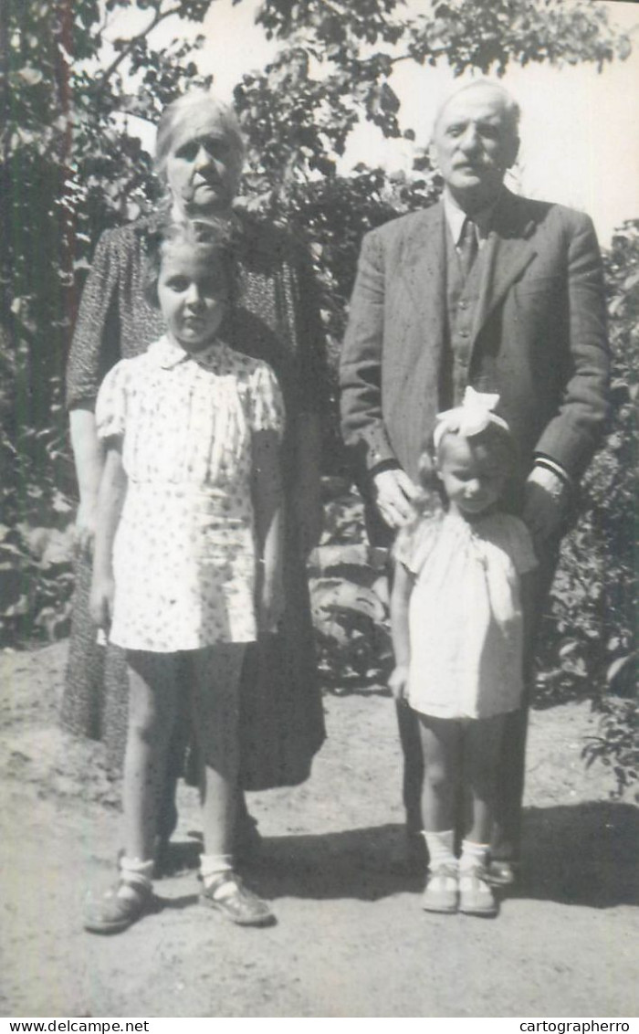 Romania Social History Vintage Family Souvenir Photo Postcard Two Generations Grandparents With Granddaughters - Généalogie