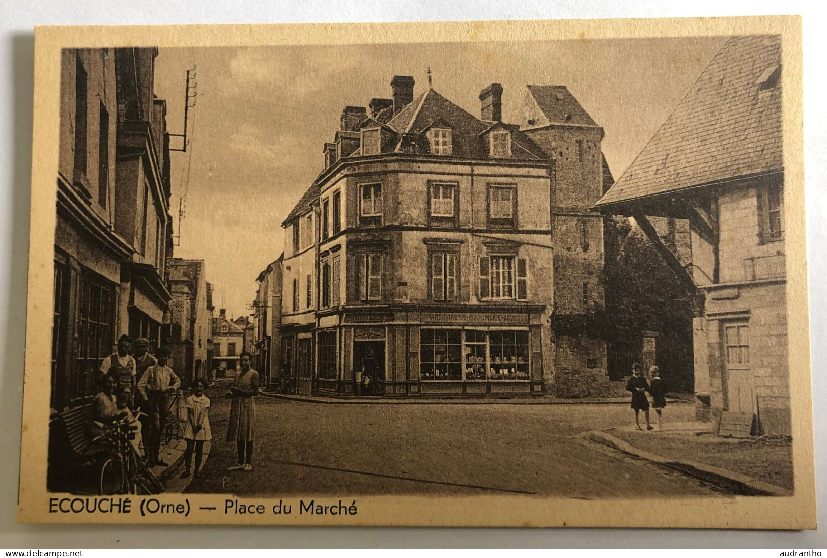 CPA 61 ECOUCHE - La Place Du Marché - Animé Personnages Commerces - Ecouche