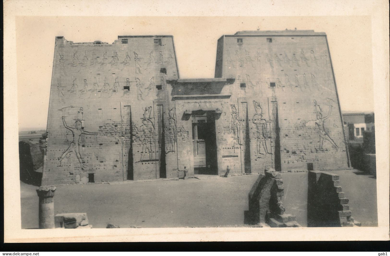 Egypte --- Edfu -- Pylon & Entrance To The Temple - Edfou