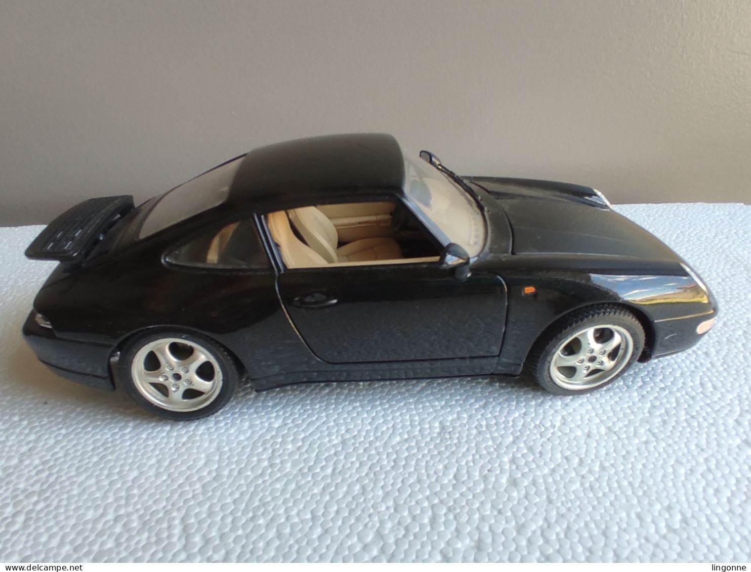 1993 PORSCHE CARRERA 911  1/18EME BURAGO Poids : 601 Grammes - Burago