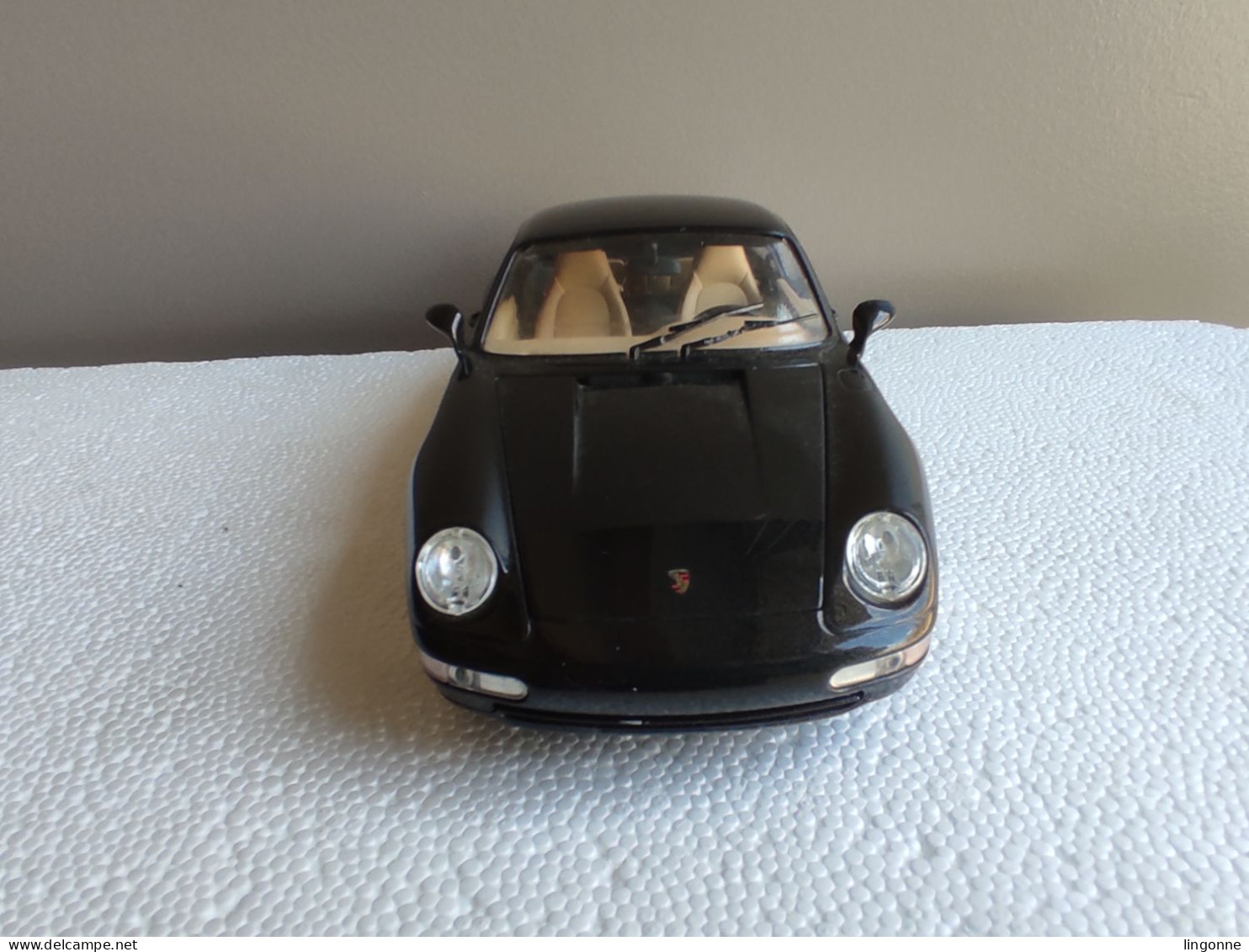 1993 PORSCHE CARRERA 911  1/18EME BURAGO Poids : 601 Grammes - Burago