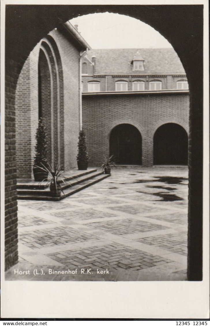 Horst, Binnenhof R.K. Kerk - Horst