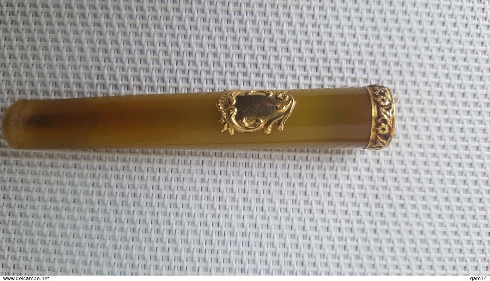 Fume cigarette dans son étui d'origine. Cartouche et bague en OR. Beau modèle