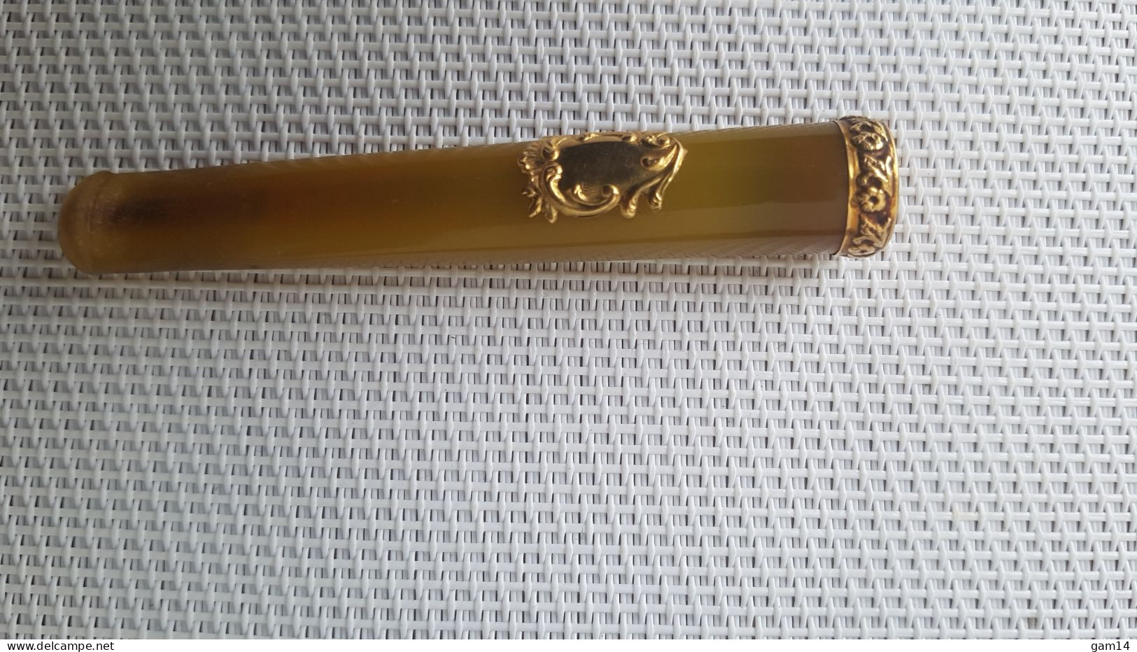 Fume cigarette dans son étui d'origine. Cartouche et bague en OR. Beau modèle