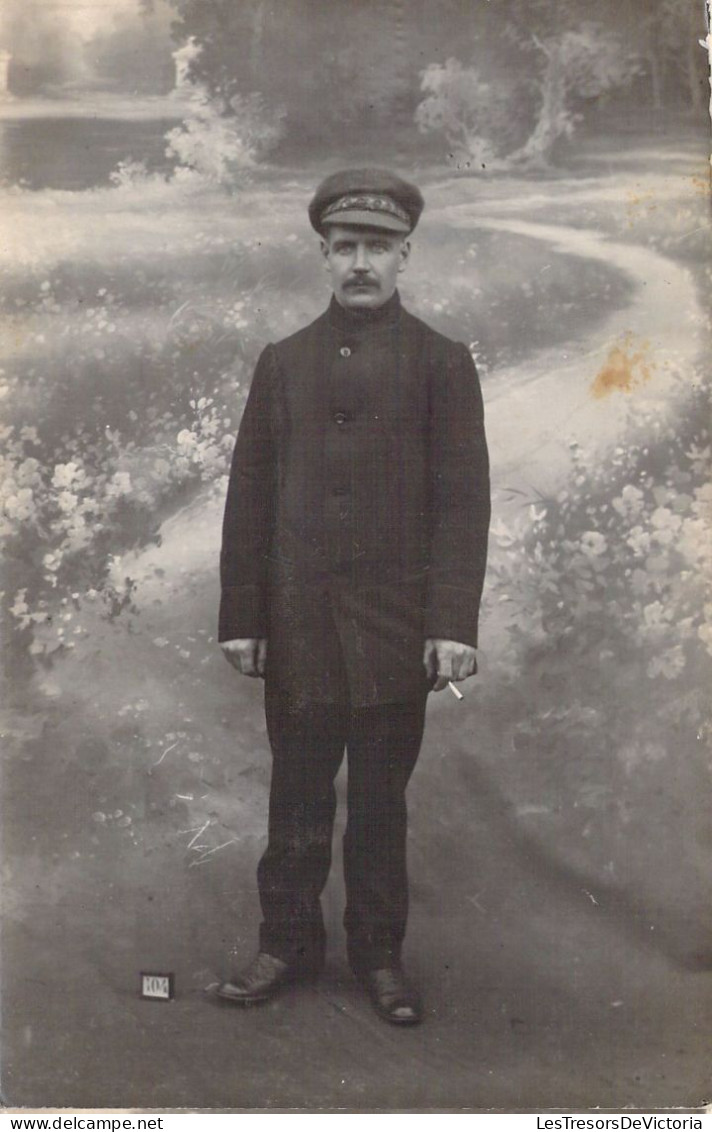 MILITARIA - Photographie - Homme - Militaire - Prisonnier - Uniforme - Carte Postale Ancienne - Autres & Non Classés