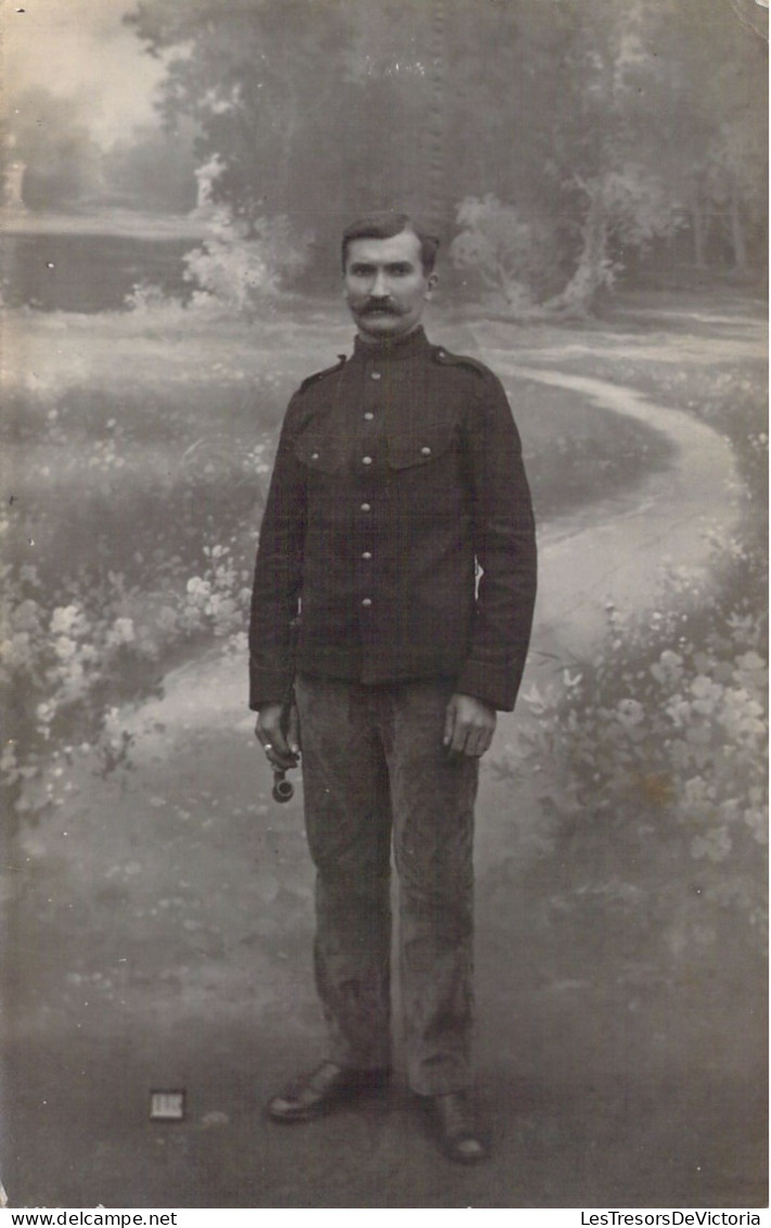 MILITARIA - Photographie - Homme - Militaire - Prisonnier - Uniforme - Carte Postale Ancienne - Other & Unclassified