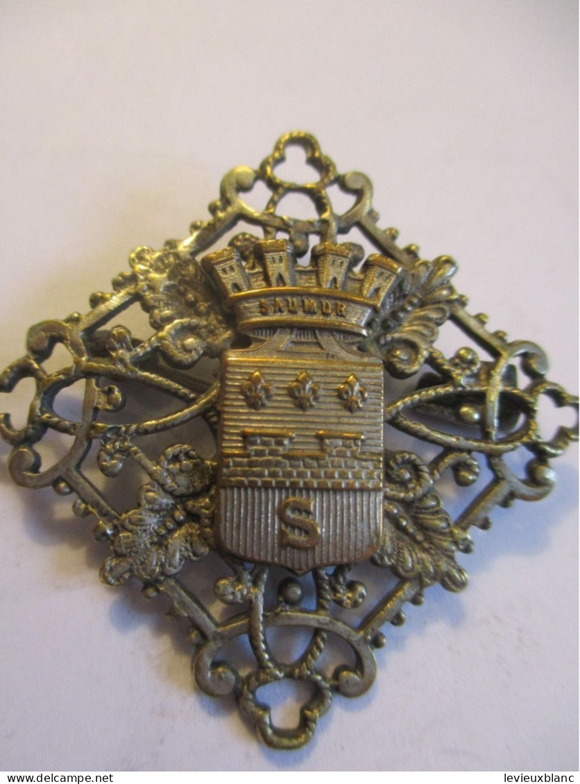 Petit Insigne Ancien/ Souvenir/Ville De SAUMUR/Ecusson/ Monté Sur Socle Métallique Avec épingle/ Vers 1930        INS84 - Sonstige & Ohne Zuordnung