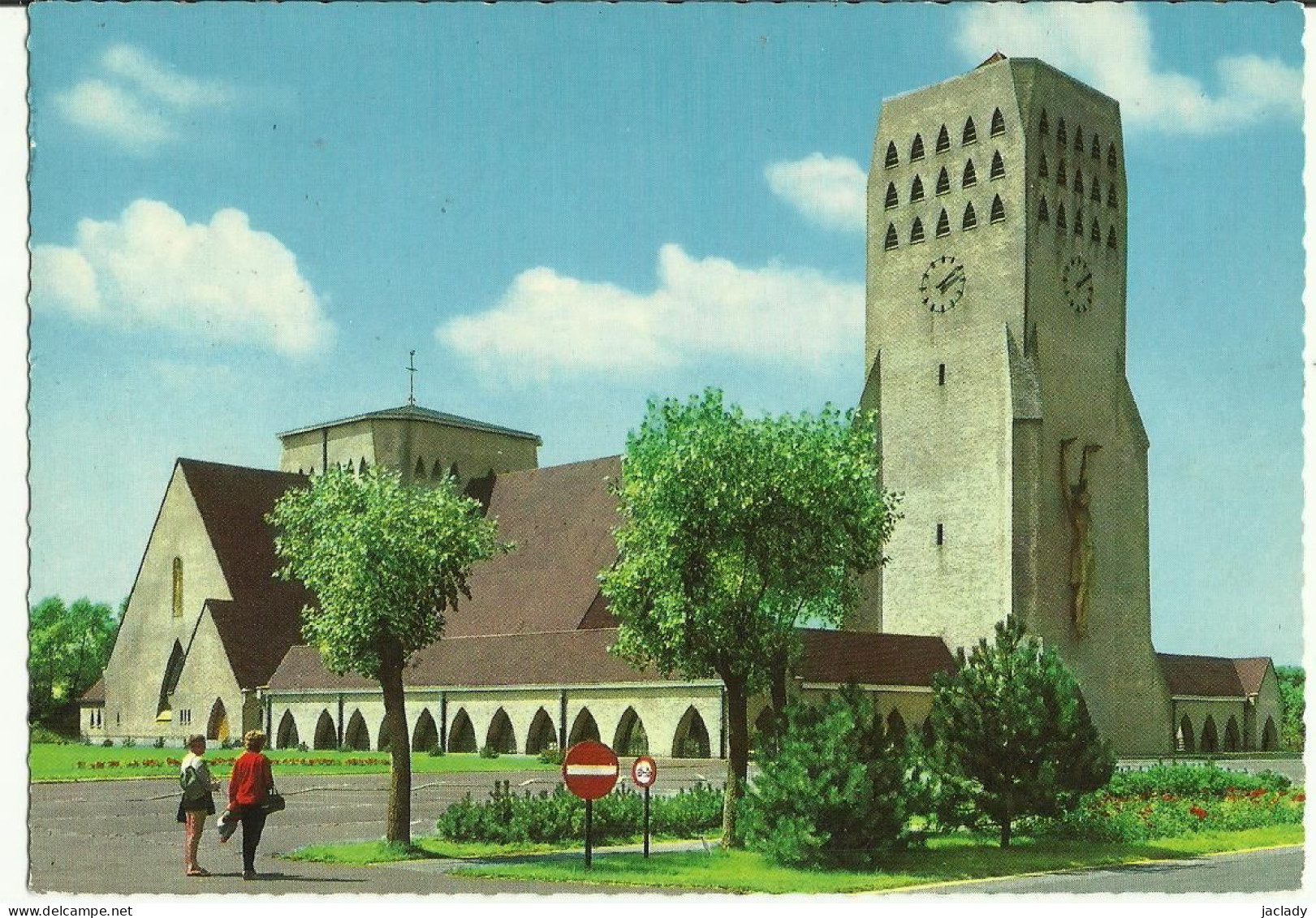 Oostduinkerke -- Eglise St. Nicolas. (2 Scans). - Oostduinkerke