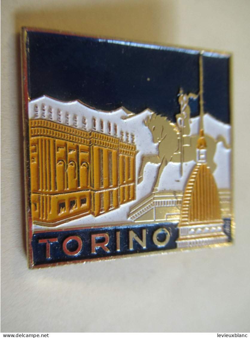 Petit Insigne à épingle/ " TORINO " /Statue De Cavalier En Place De Turin/ Métal Léger Peint/Vers 1970 -1980     INS102 - Otros & Sin Clasificación