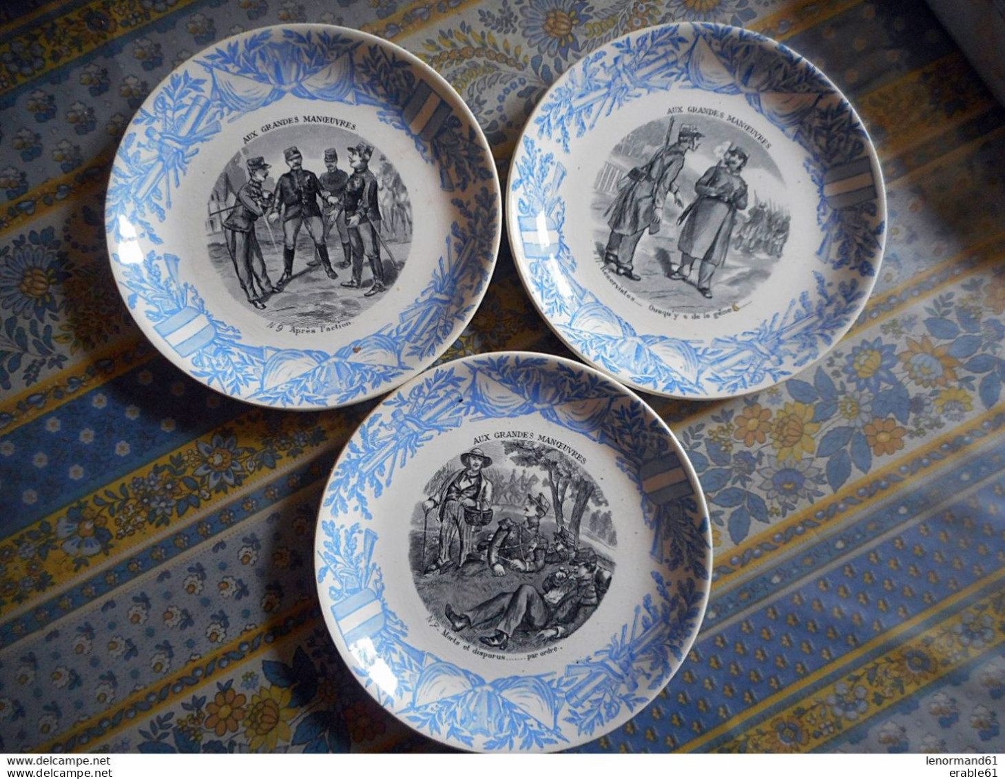 LOT DE 3 ASSIETTE PARLANTE FAIENCE DE GIEN THEME MILITARIA AUX GRANDES MANOEUVRES - Gien (FRA)