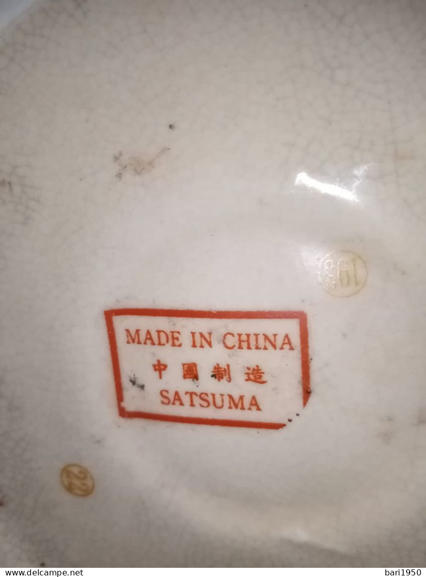 SATSUMA  MADE IN CHINA , Vaso Ceramica con decori a rilievo a smalti policromi e oro, Integro in tutte le sue parti.