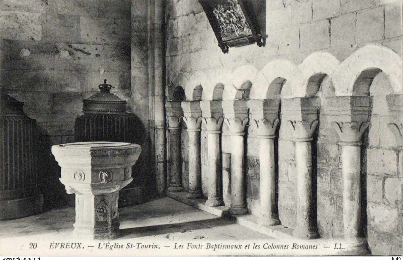 CPA 27  EVREUX  - L'Eglise St-Taurin - Les Fonts Baptismaux Et Les Colonnes Romanes - Dos Vierge - Louviers