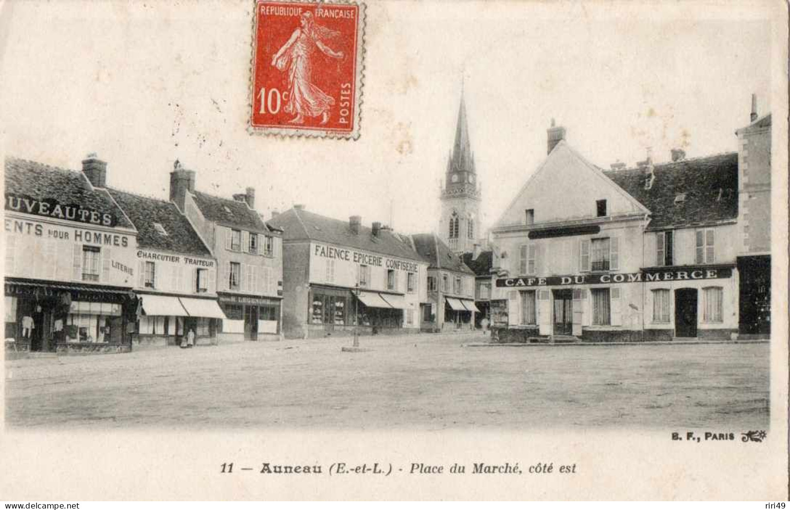 CPA 27  AUNEAU  - Place Du Marché Côté Est - Dos écrit - Voyagée - Auneau