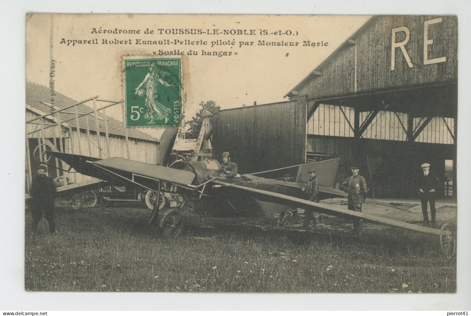 AVIATION - Aérodrome De TOUSSUS LE NOBLE - Appareil ROBERT ESNAULT PELTERIE Piloté Par M. MARIE - Sortie Du Hangar - Toussus Le Noble