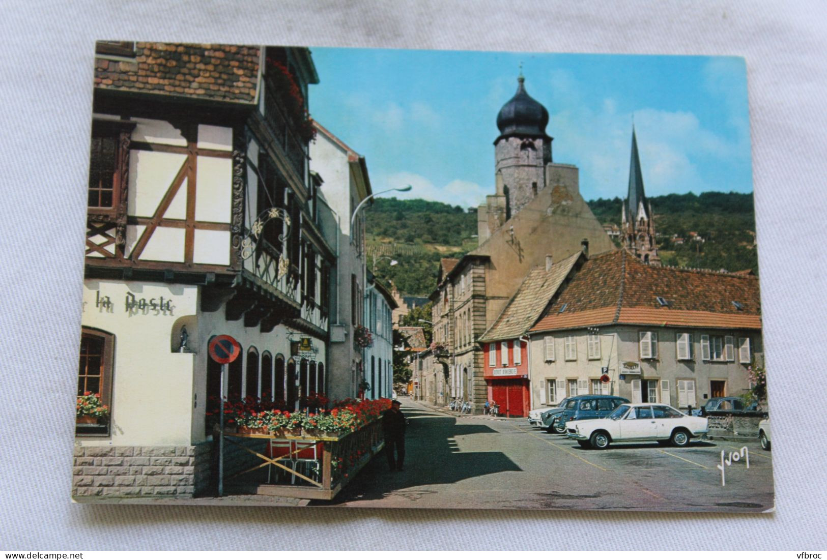 Cpm, Mutzig, Place Du Marché Et L'hôtel De Ville, Bas Rhin 67 - Mutzig