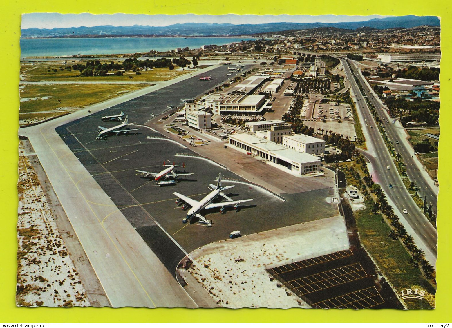 06 NICE N°088 190 L'Aéroport De Nice Côte D'Azur En 1968 VOIR ZOOM Avions Au Sol Vue Prise Vers Cagnes Et Antibes - Luchtvaart - Luchthaven