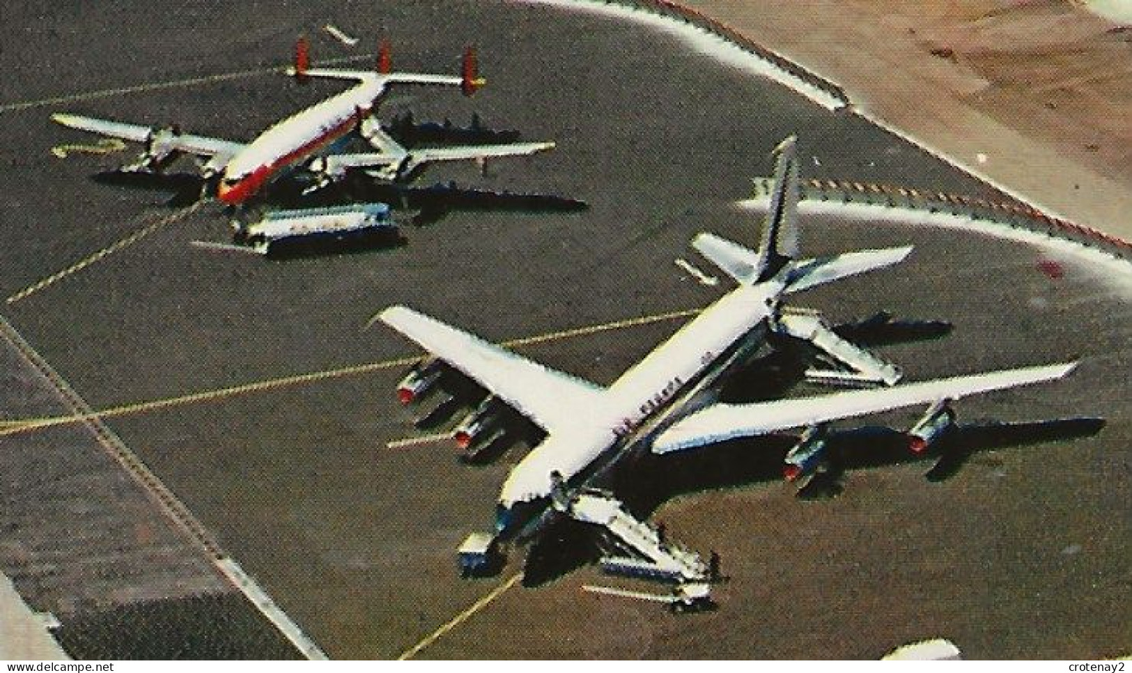 06 NICE N°088 190 L'Aéroport De Nice Côte D'Azur En 1968 VOIR ZOOM Avions Au Sol Vue Prise Vers Cagnes Et Antibes - Transport (air) - Airport