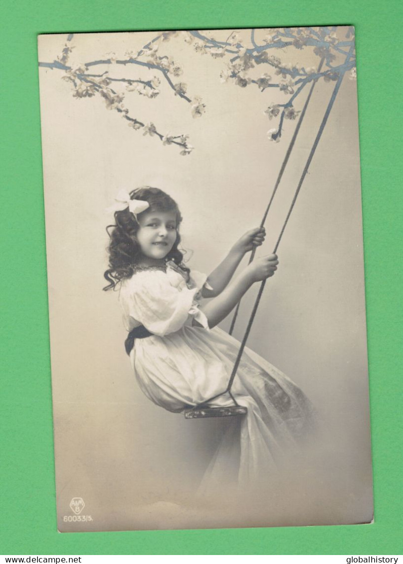 XA1405 JEUNE FILLE  FILLETTE , ENFANT, GIRL , FAMOUS 1920 MODEL KATHERINE ASHTON ON A SWING RPPC - Portraits