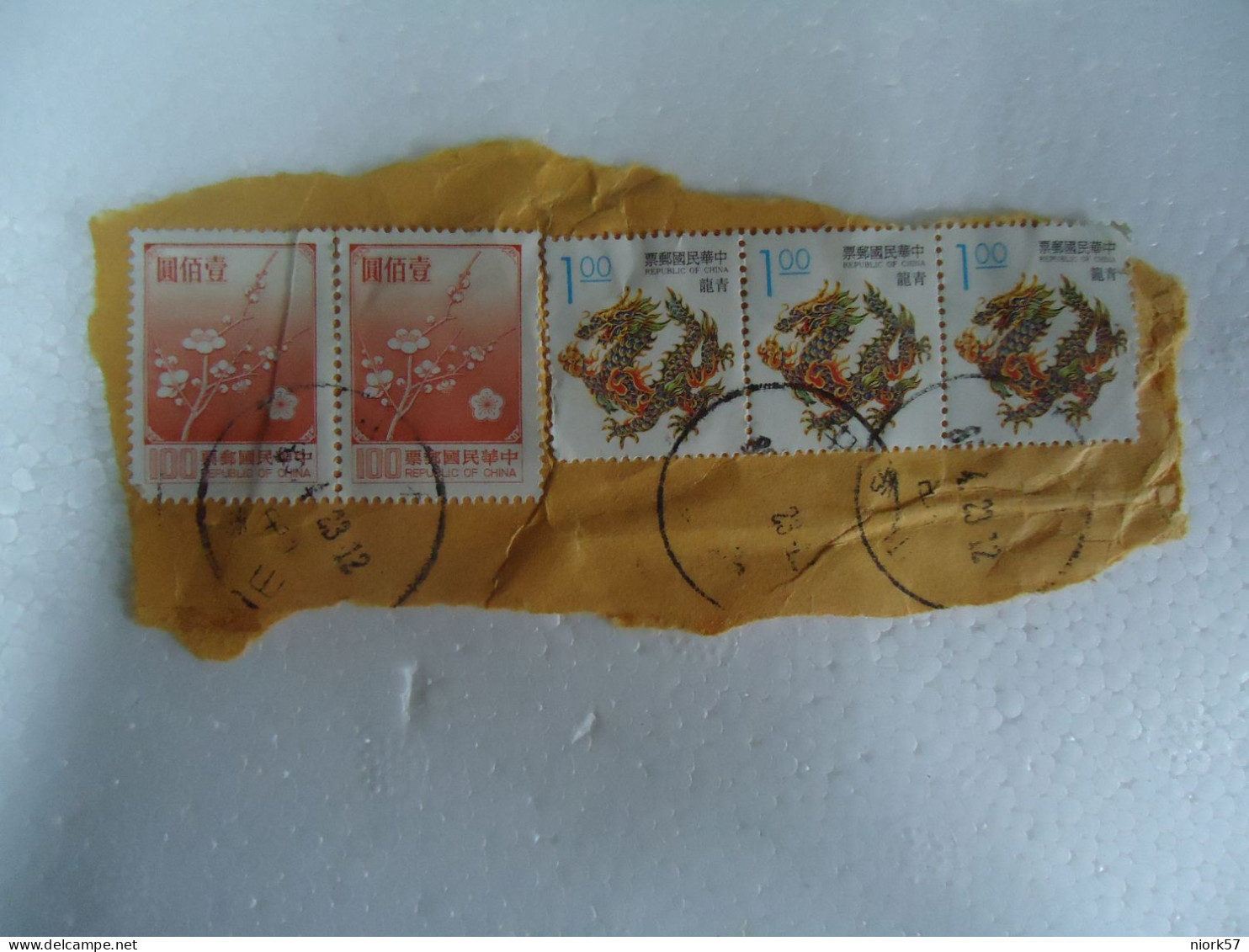 TAIWAN  USED 5  ON PAPER   STAMPS  PAIR FLOWERS SE TENANT 3  DRAGON - Altri & Non Classificati