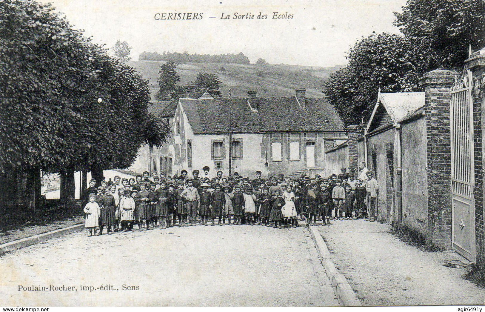 - CERISIERS (89) - La Sortie Des Ecoles  (très Nombreux élèves)  -25402- - Cerisiers