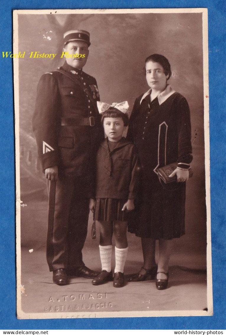 CPA Photo - AJACCIO / BASTIA - Portrait Studio D'un Gendarme ? & Sa Famille - Photographe A. Tomasi Uniforme Fille Femme - Uniformes