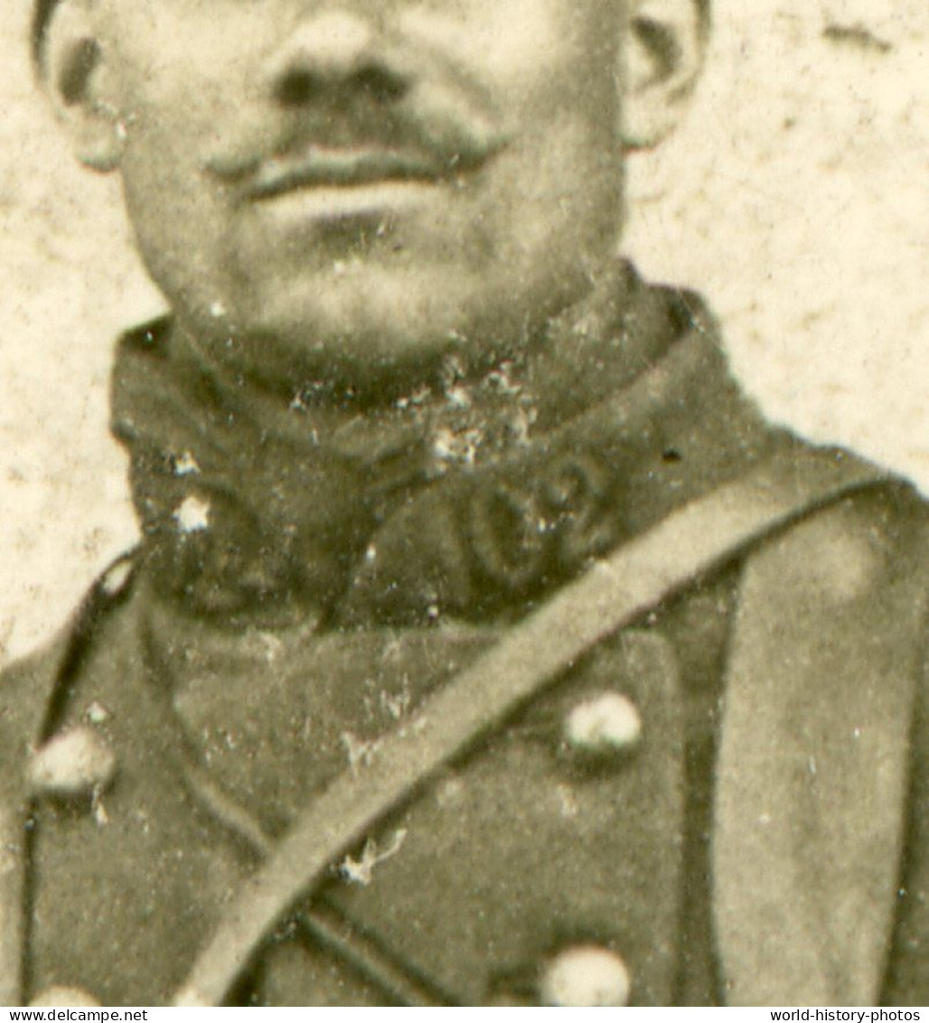 CPA Photo - CHARTRES ? - Beau Portrait De Soldat Du 102e Régiment D' Infanterie - Uniforme Capote Képi Equipement - Uniformes