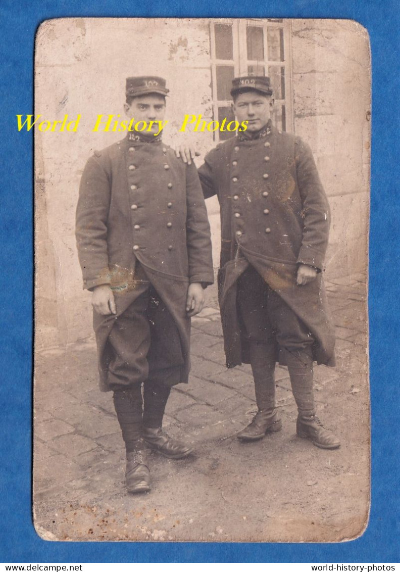 CPA Photo - CHARTRES ? - Beau Portrait De Soldat - 102e Régiment D' Infanterie - Uniforme Capote Képi - Uniformes