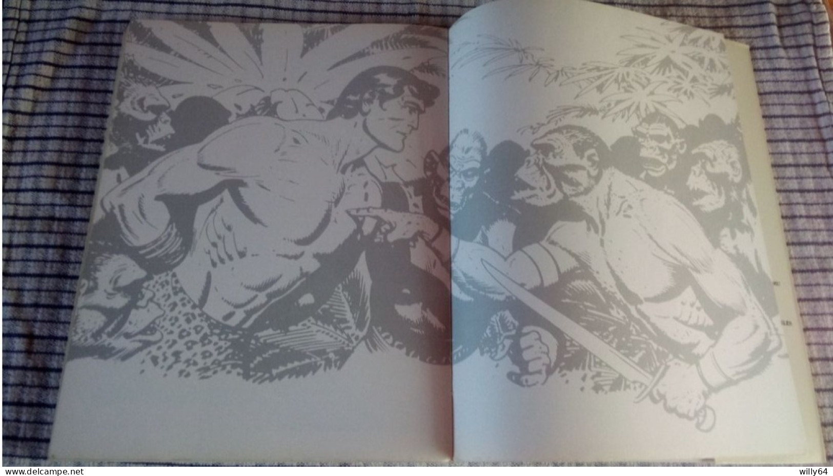 TARZAN  Album de 180 Pages  1973  Editions: AZUR TBE