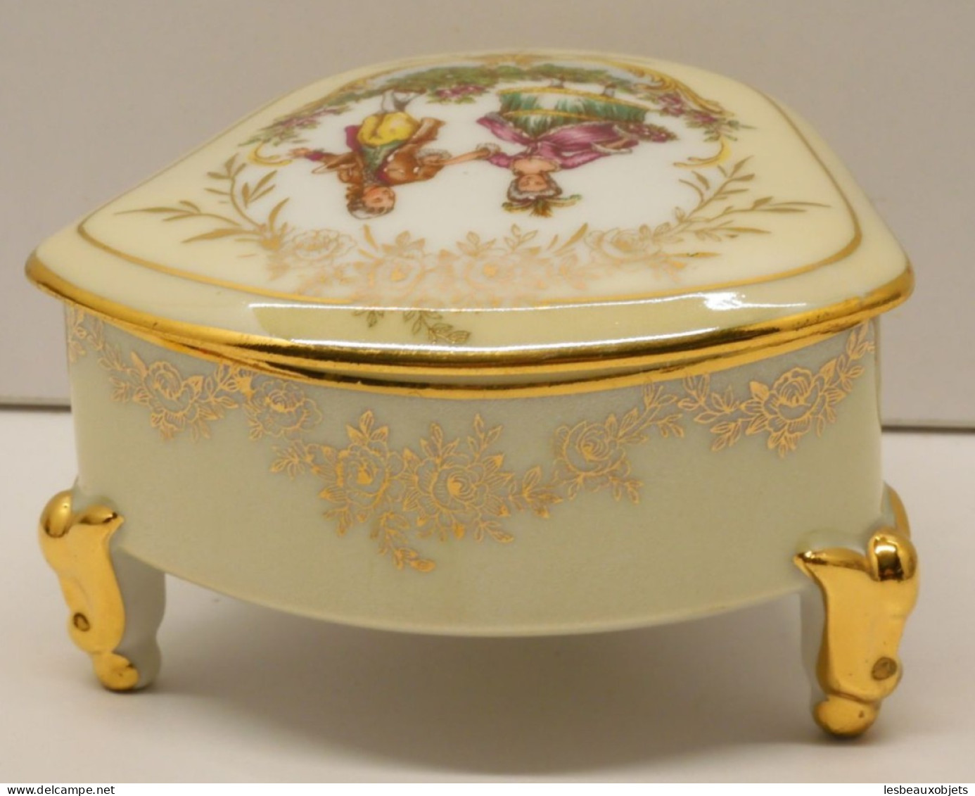 -JOLIE ANCIENNE BOITE BONBONNIERE PORCELAINE LIMOGES Marquis Marquise 3 Pieds  E - Limoges (FRA)