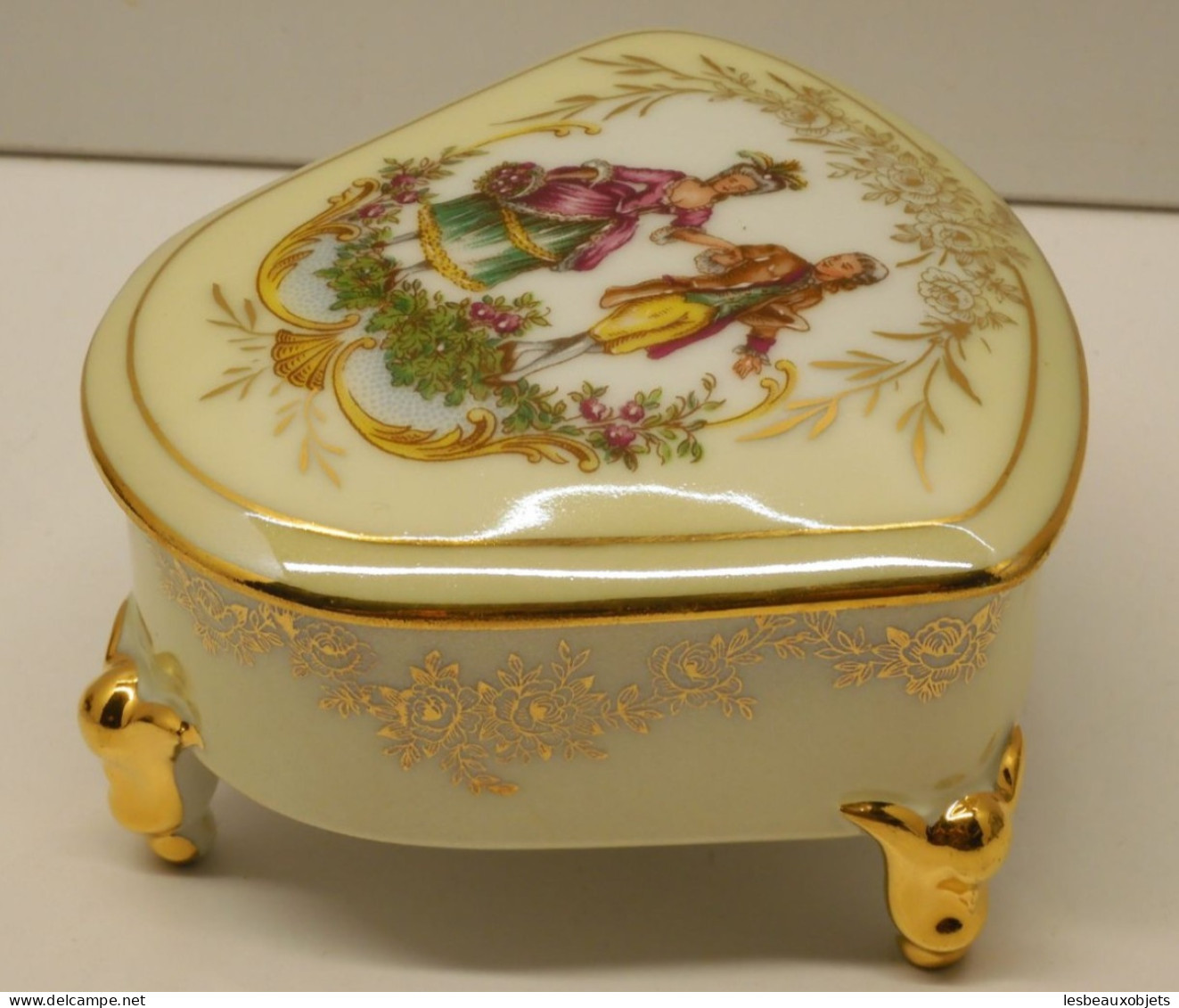 -JOLIE ANCIENNE BOITE BONBONNIERE PORCELAINE LIMOGES Marquis Marquise 3 Pieds  E - Limoges (FRA)