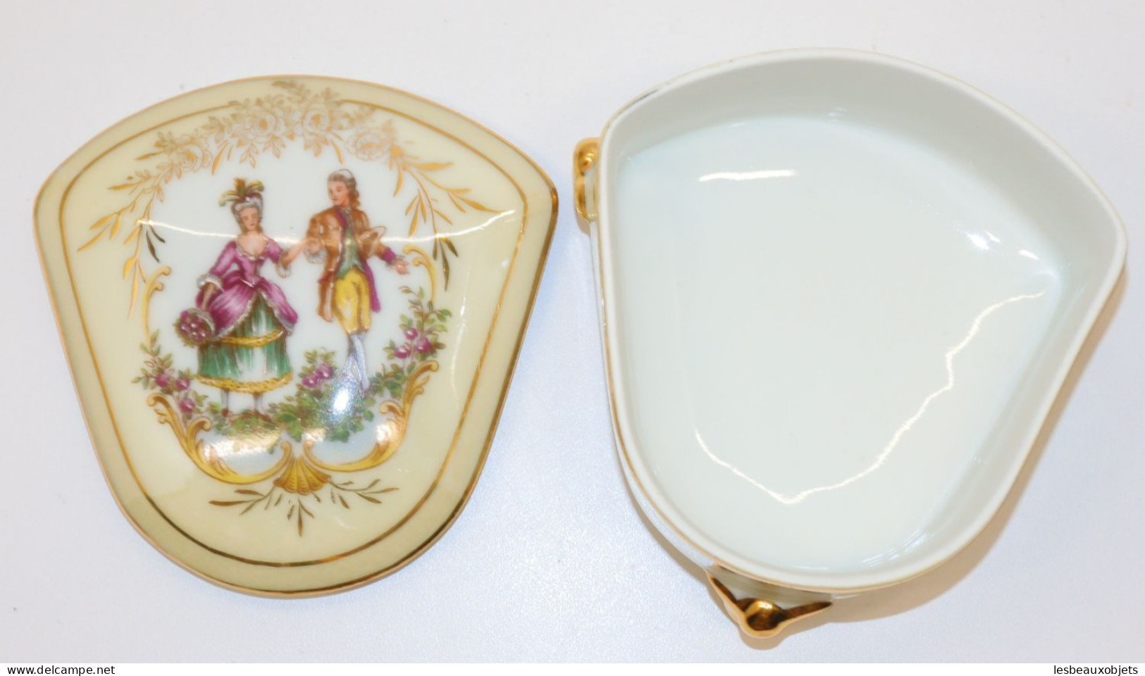 -JOLIE ANCIENNE BOITE BONBONNIERE PORCELAINE LIMOGES Marquis Marquise 3 Pieds  E