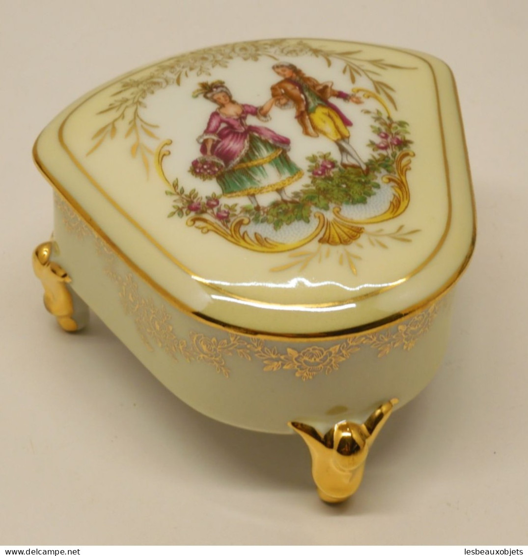 -JOLIE ANCIENNE BOITE BONBONNIERE PORCELAINE LIMOGES Marquis Marquise 3 Pieds  E