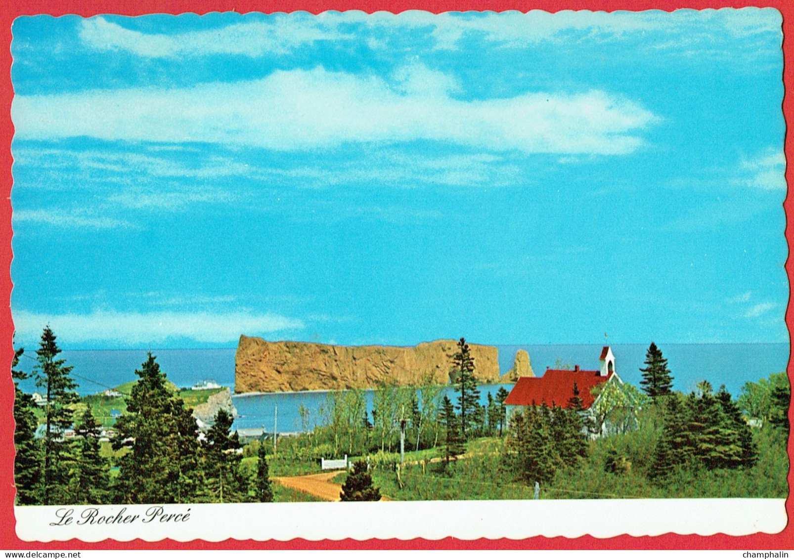 Percé - Vue Du Rocher Et De La Petite église Au Toit Rouge - View Of The Rock And The Small Church With The Red Roof - Percé