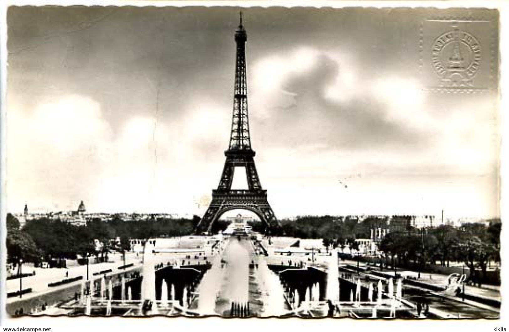 CPSM Dentelée 9 X 14 PARIS Les Jeux D'Eau Du Palais De Chaillot Et La Tour Eiffel   Tampon à Sec "Souvenir De La * - Tour Eiffel