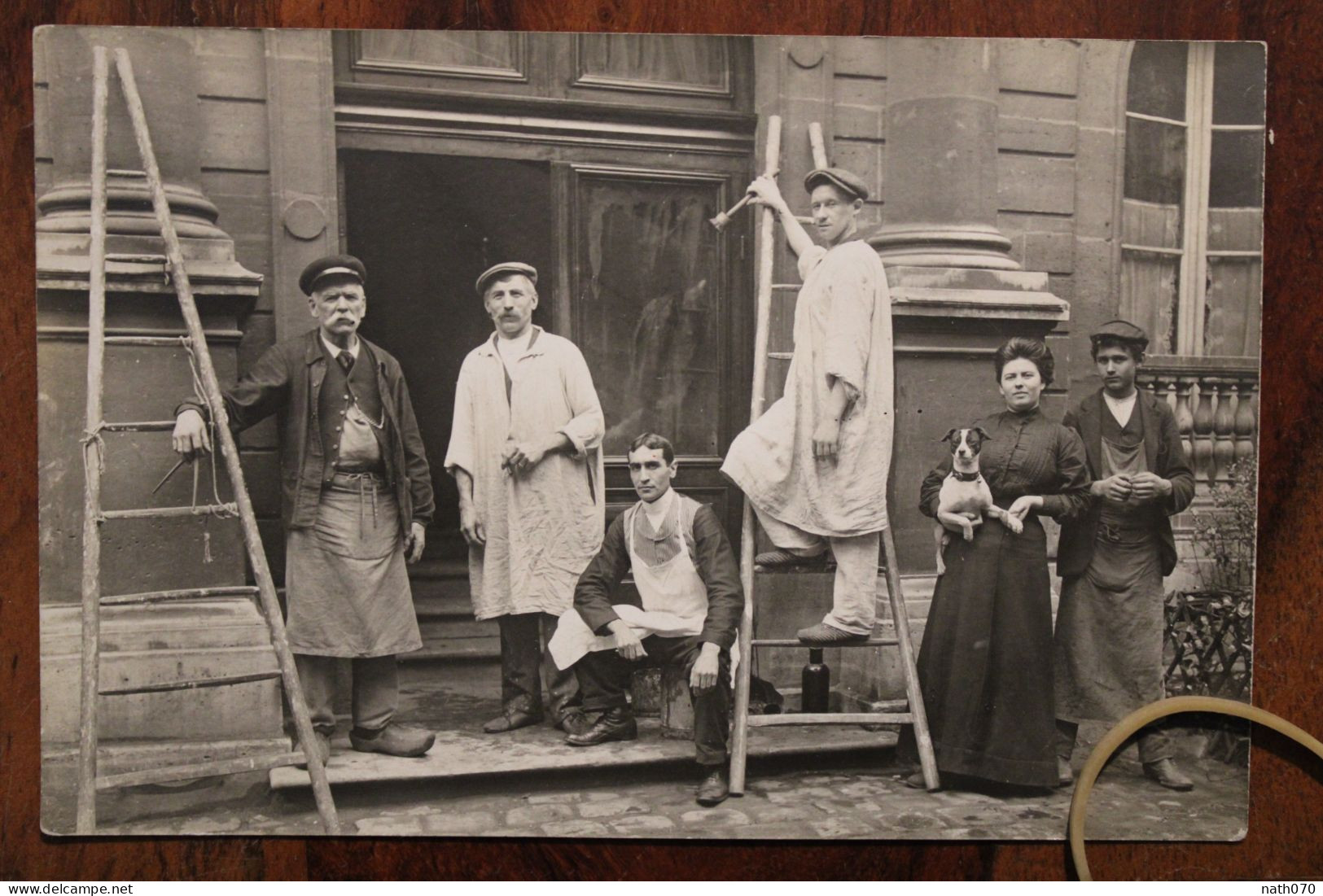 1910's Carte Photo Groupe De Personnes Dont Peintre Artisan Maison Bourgeoise ? Hôtel ? Femme Avec Chien - Ambachten