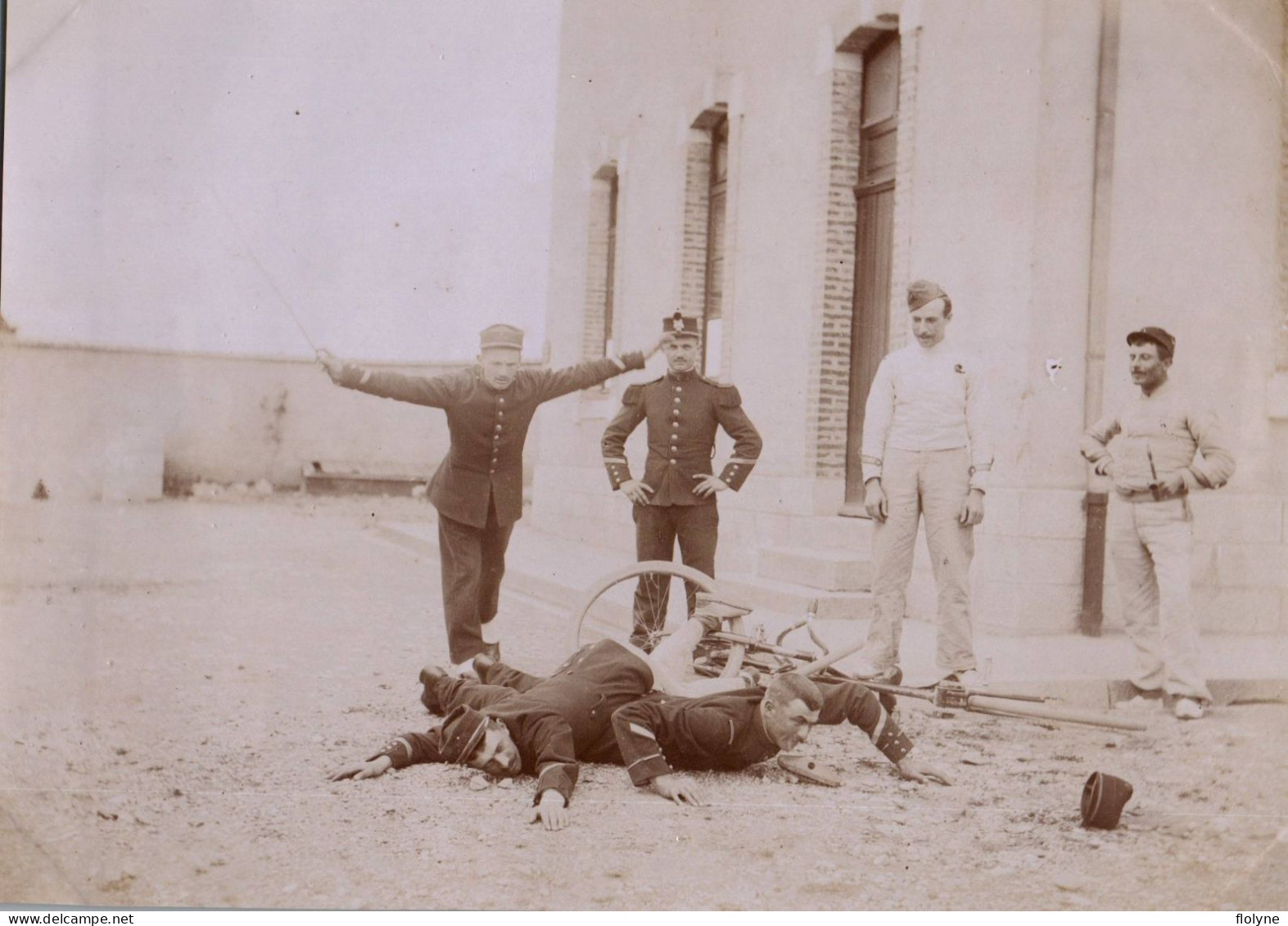 Belley - Photo Ancienne Albuminée Circa 1901 - Militaires 133ème Régiment D’infanterie , Simulation Accident Vélo - Belley