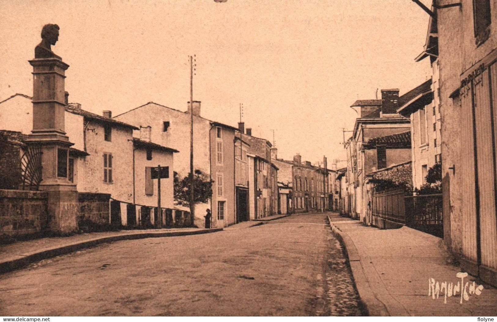 Mauzé - Rue Et Monument à L'explorateur René Caillé - Mauze Sur Le Mignon