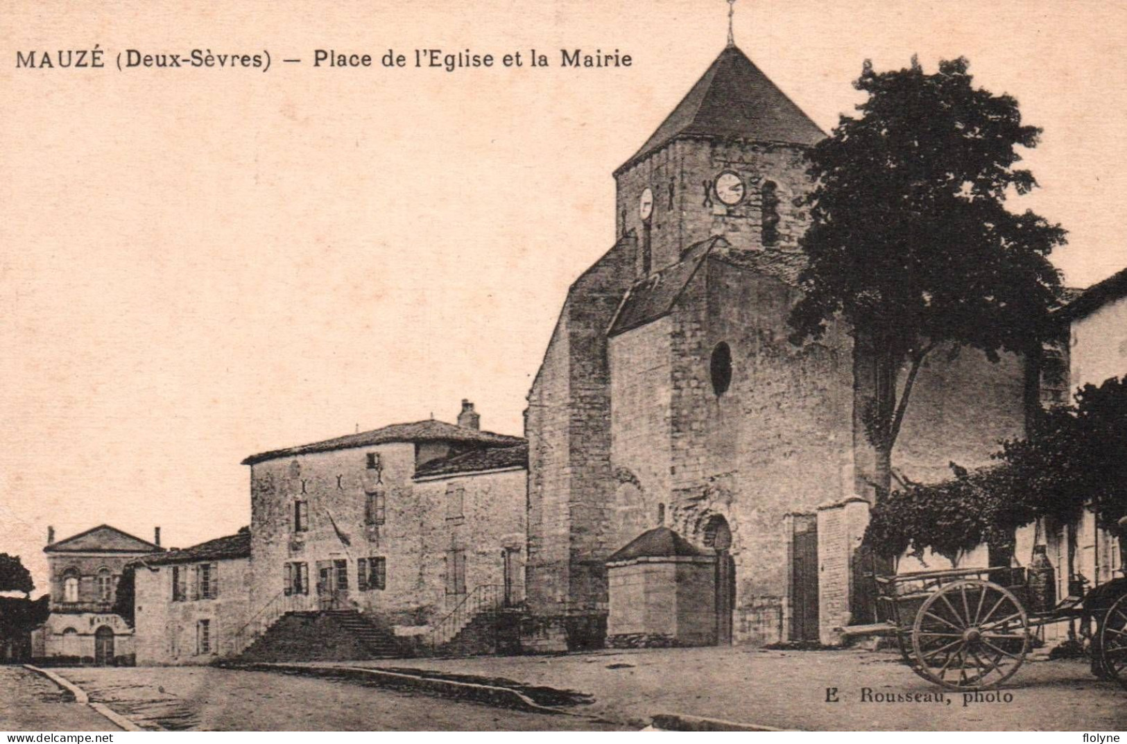 Mauzé - Place De L'église Et La Mairie - Mauze Sur Le Mignon