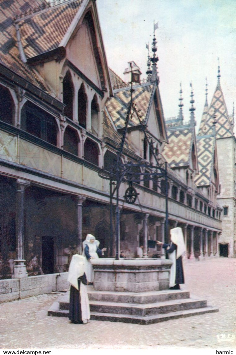 BEAUNE, L HOTEL DIEU, LA COUR D HONNEUR ET LES SOEURS HOSPITALIERES PUISANT DE L EAU A LA FONTAINE COULEUR REF 8211 POU - Santé