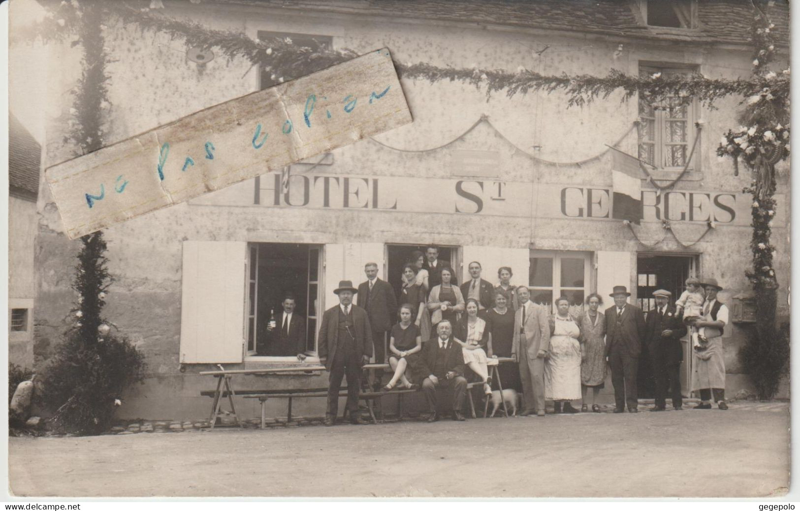 Un Groupe Dont Mme LEVY Kate Qui Pose Devant L'Hôtel St GEORGES à Localiser ( Carte Photo à Destination De Montrouge  ) - Zu Identifizieren