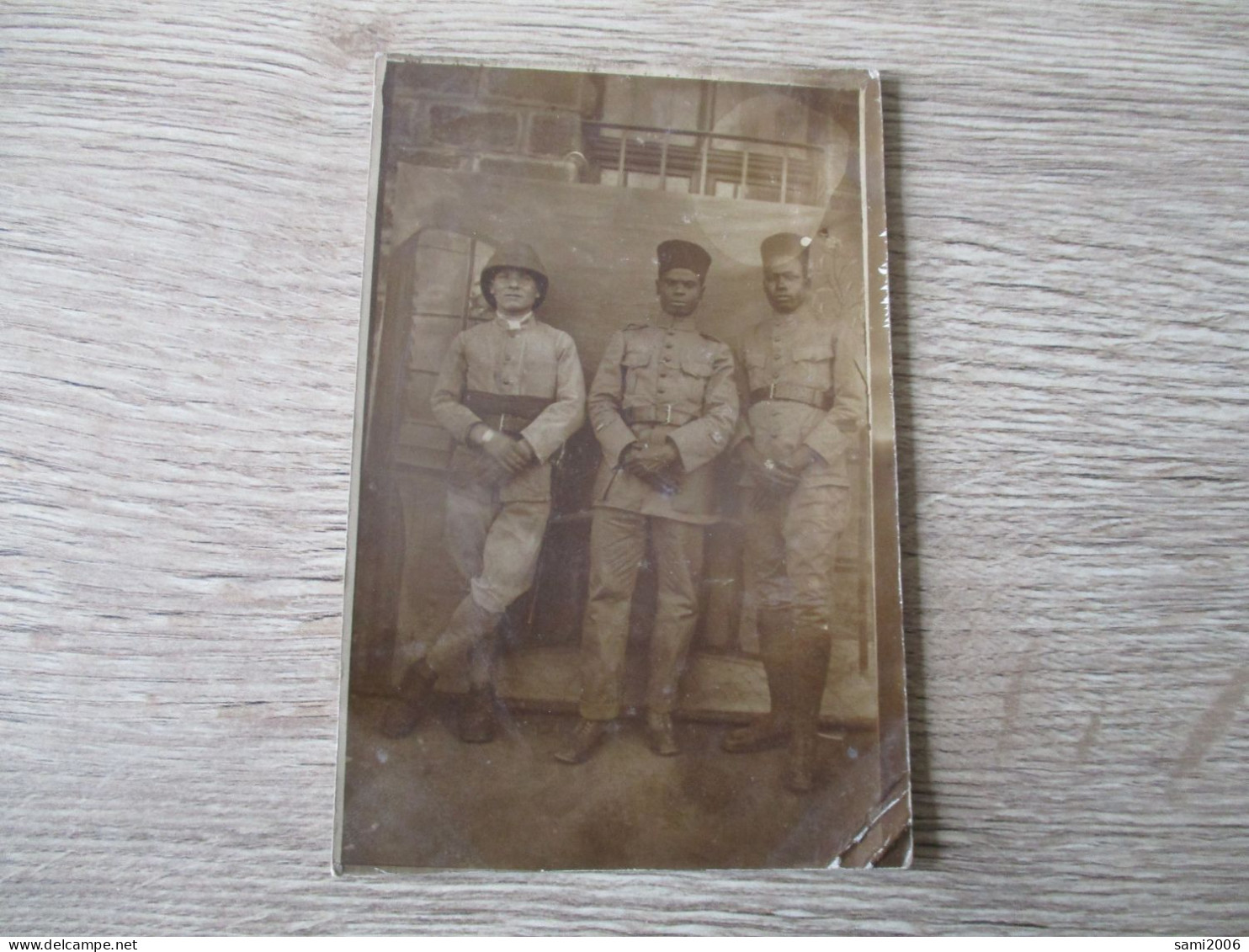 CPA PHOTO MILITARIA  HOMMES MILITAIRES CASQUE COLONIAL UNIFORMES AFRICAINS - Uniformes