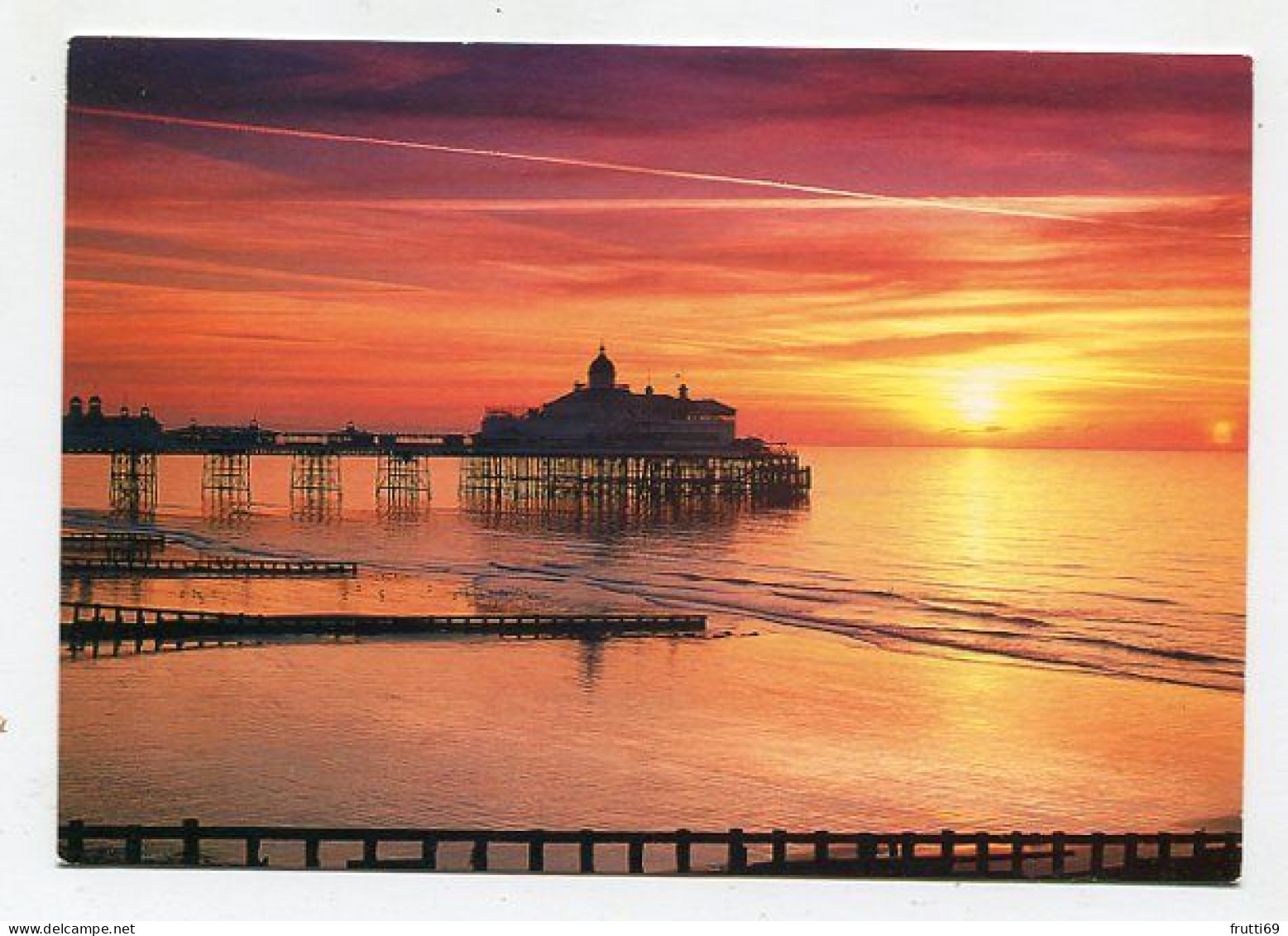 AK 131998 ENGLAND - Eastbourne - Sunrise Over The Pier - Eastbourne