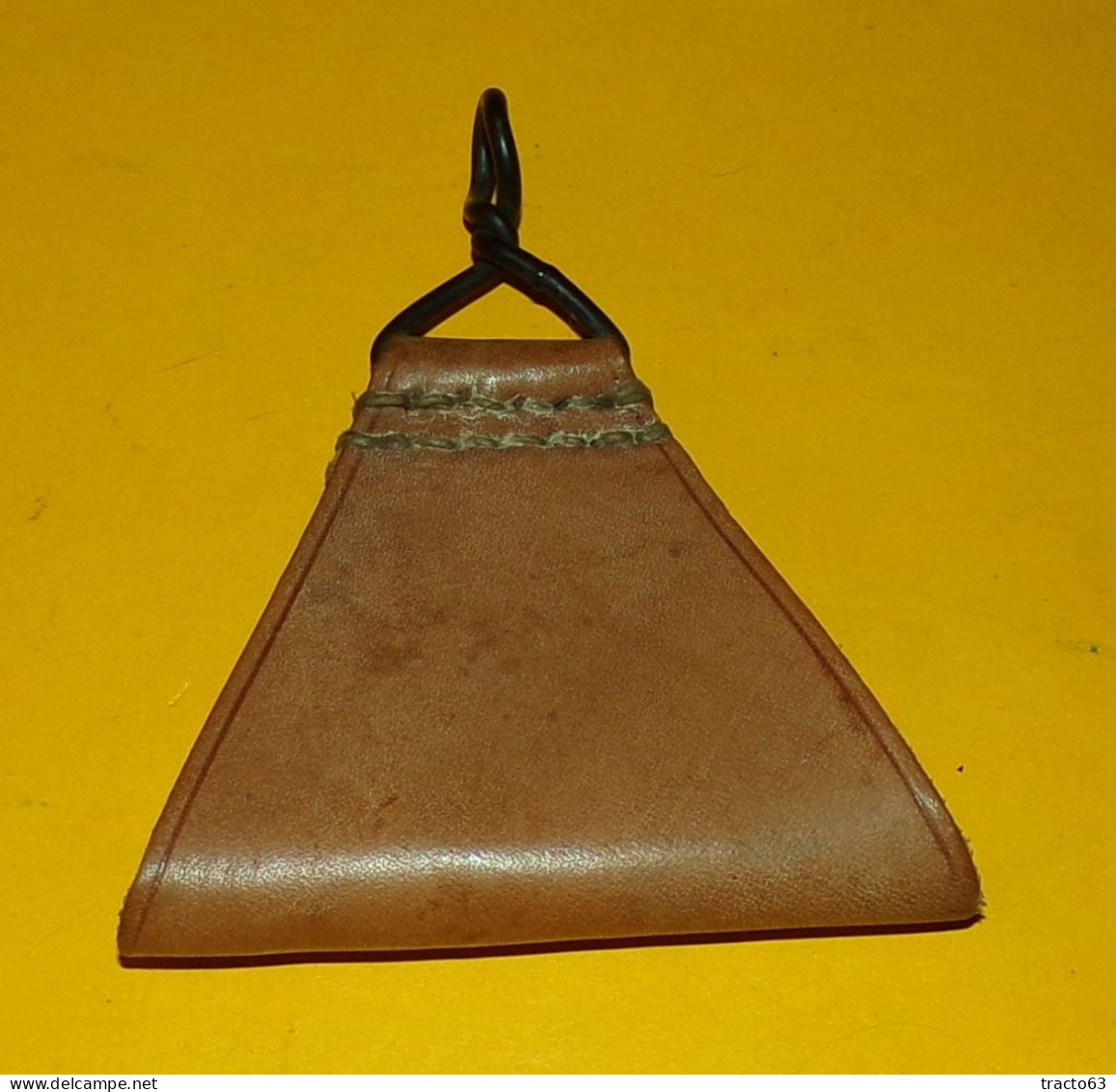 TRIANGLE EN CUIR POUR MAINTIEN DU BRELAGE EN CUIR DE L'ARMEE  FRANCAISE . FABRICATION FRANCAISE , VOIR PHOTO  . POUR TOU - Equipement