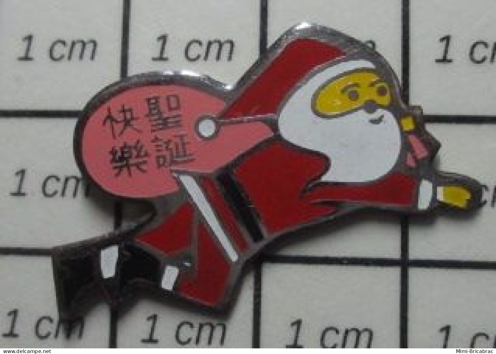 SP13 Pin's Pins / Beau Et Rare /  NOEL / PERE NOEL VOLANT ASIATIQUE - Noël