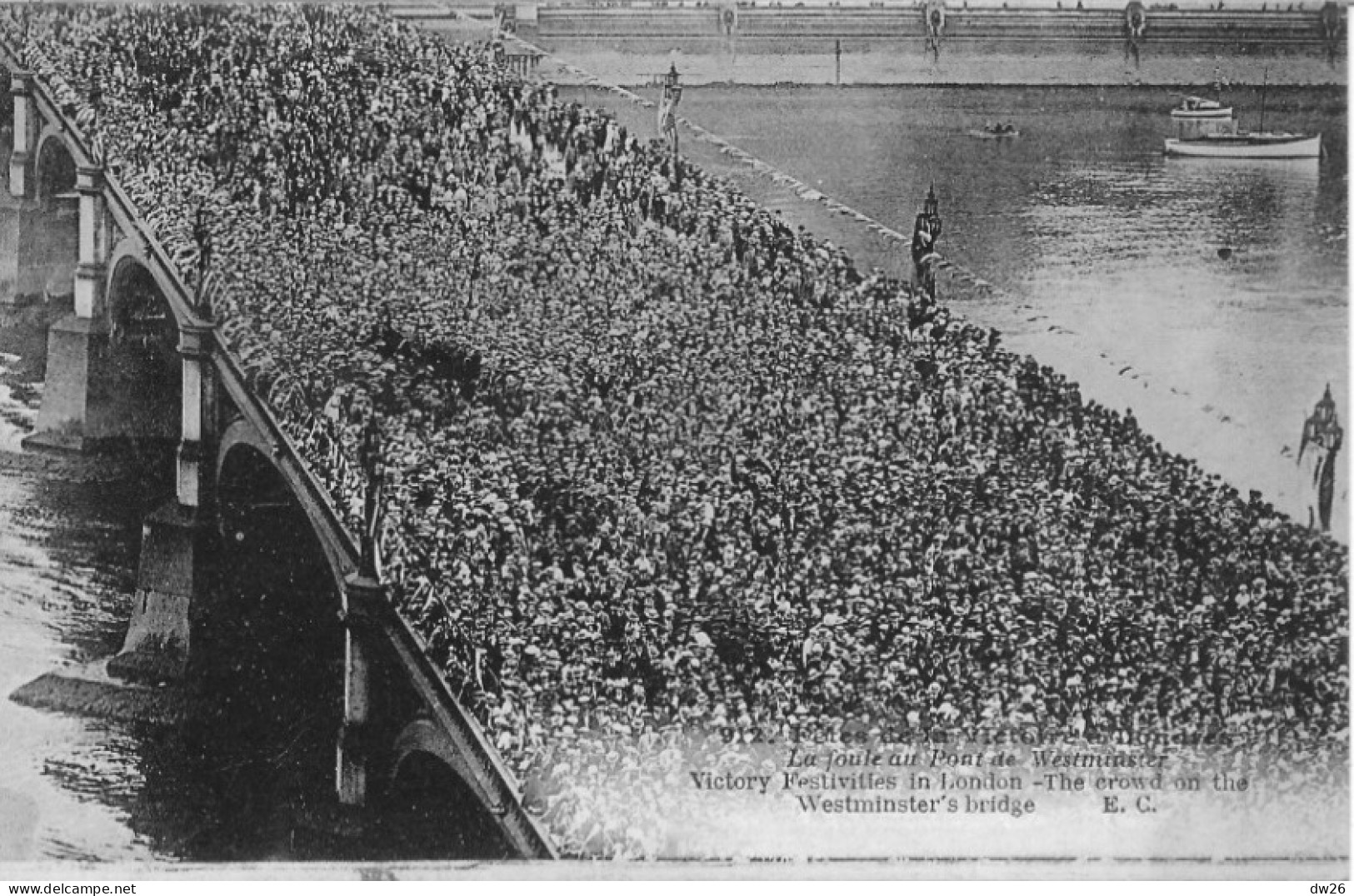 Londres, Fêtes De La Victoire (Thames) Victory Festivities In London - The Crowd On The Westminster's Bridge - River Thames