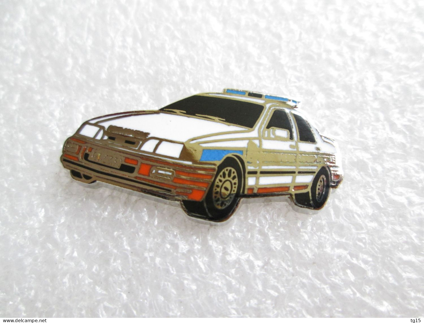 PIN'S    FORD  SIERRA  RS  COSWORTH    GENDARMERIE  LUXEMBOURG Email Grand Feu  DEHA - Ford