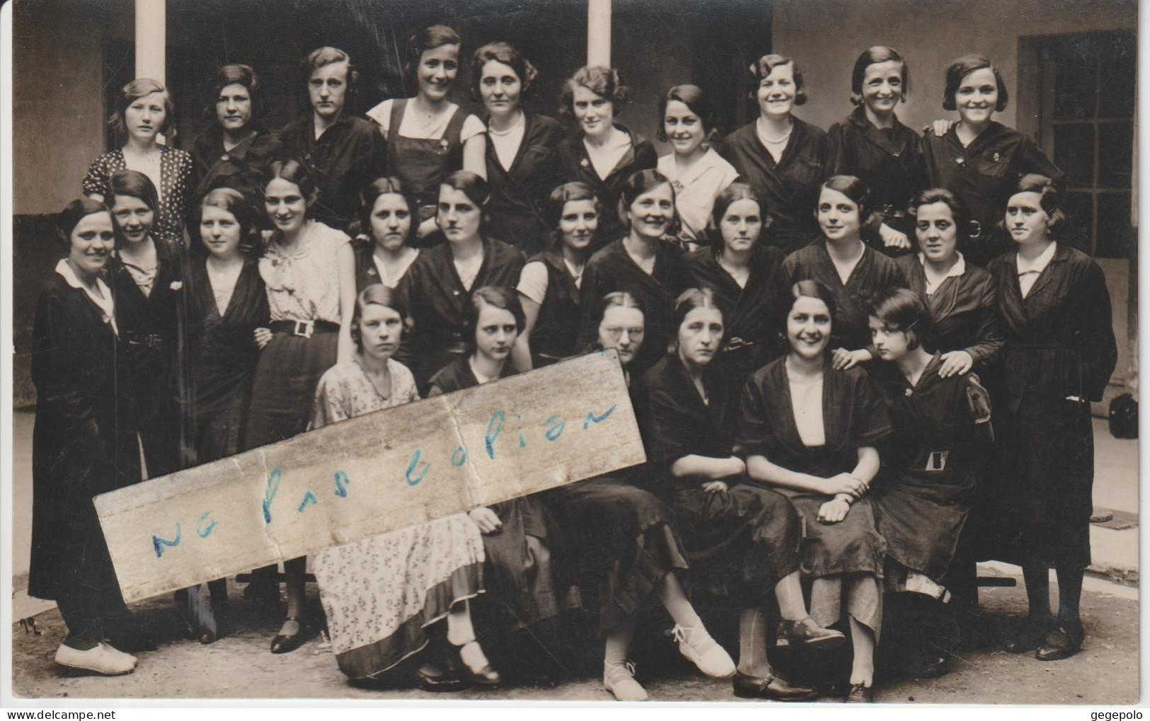 AUBENAS - Un Groupe De Femmes Qui Pose En 1932 ( Carte Photo ) - Aubenas