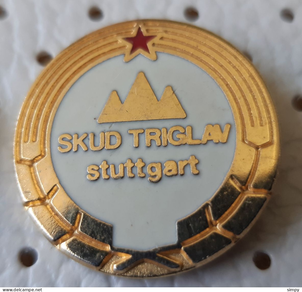 Slovenian Cultural And Artistic Society  SKUD Triglav  Stuttgart Coat Of Arms Germany Slovenia Ex Yugoslavia Pin - Personnes Célèbres