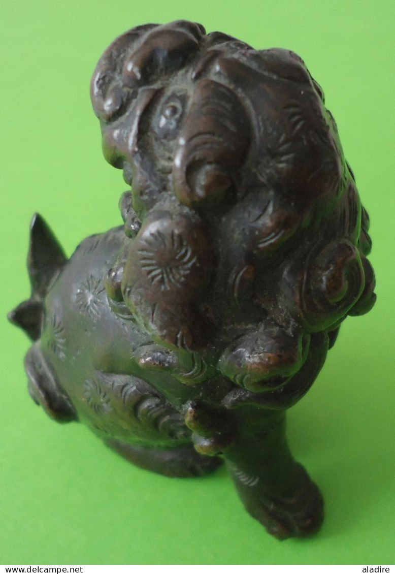 OKIMONO  置き物 - Bronze Patiné Chien Accroupi Gueule Ouverte - Période Meiji (fin XIXe Siècle) - 40 X 25 X 50 Mm - 139 G - Art Asiatique