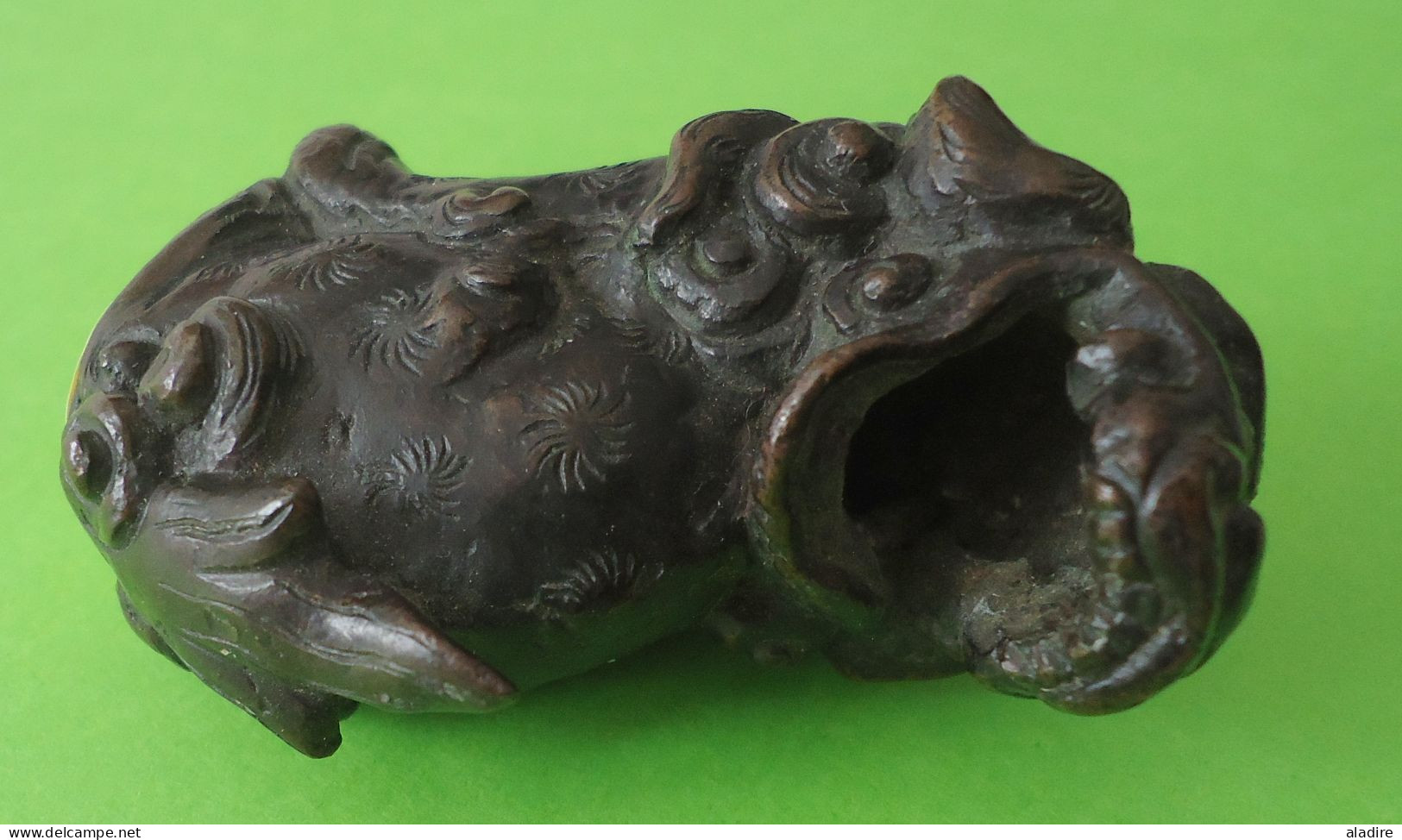 OKIMONO  置き物 - Bronze Patiné Chien Accroupi Gueule Ouverte - Période Meiji (fin XIXe Siècle) - 40 X 25 X 50 Mm - 139 G - Art Asiatique